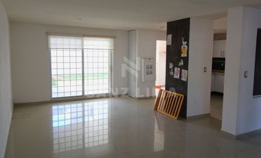 Residencial Santa Maria: Casa en venta con jardín, jacuzzi y terraza.