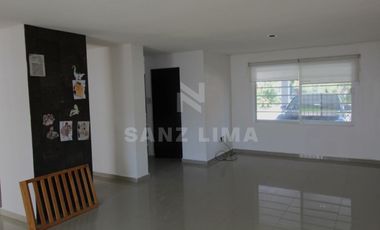 Residencial Santa Maria: Casa en venta con jardín, jacuzzi y terraza.