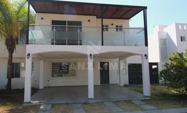 Residencial Santa Maria: Casa en venta con jardín, jacuzzi y terraza.