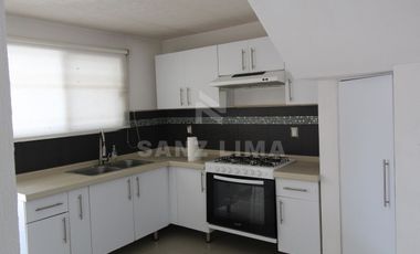 Residencial Santa Maria: Casa en venta con jardín, jacuzzi y terraza.