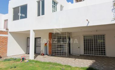 Residencial Santa Maria: Casa en venta con jardín, jacuzzi y terraza.
