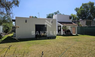 Praderas de la Hacienda: Casa estilo Toscana de una planta con amplios jardines