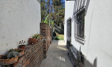 Praderas de la Hacienda: Casa estilo Toscana de una planta con amplios jardines