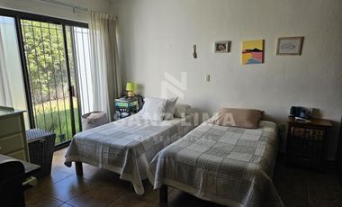 Praderas de la Hacienda: Casa estilo Toscana de una planta con amplios jardines