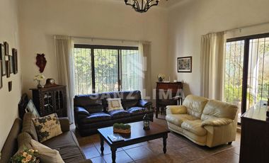 Praderas de la Hacienda: Casa estilo Toscana de una planta con amplios jardines
