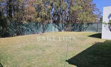 Praderas de la Hacienda: Casa estilo Toscana de una planta con amplios jardines