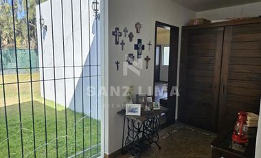 Praderas de la Hacienda: Casa estilo Toscana de una planta con amplios jardines