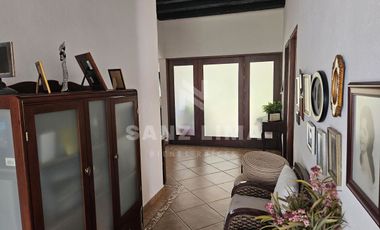Praderas de la Hacienda: Casa estilo Toscana de una planta con amplios jardines