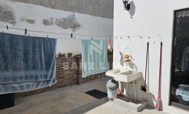 Praderas de la Hacienda: Casa estilo Toscana de una planta con amplios jardines