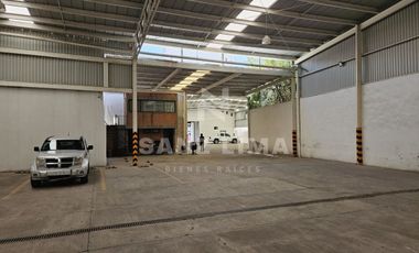 Celaya, Centro:  Amplio y moderno edificio para oficinas con estacionamiento.