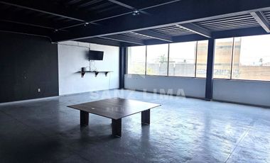 Celaya, Centro:  Amplio y moderno edificio para oficinas con estacionamiento.