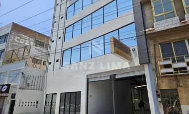 Celaya, Centro:  Amplio y moderno edificio para oficinas con estacionamiento.