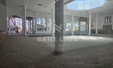 Celaya, Centro:  Amplio y moderno edificio para oficinas con estacionamiento.