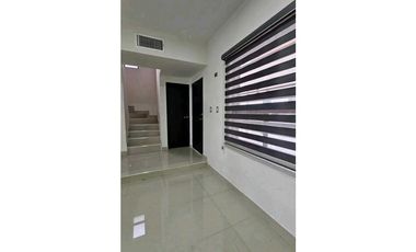 Casa moderna semi nueva en VENTA en Fracc. SANTA CLARA