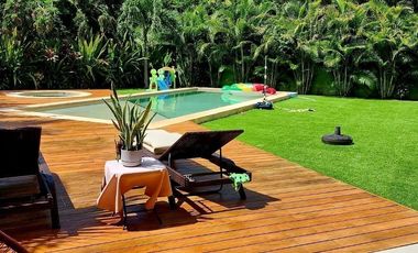 Casa con acción incluida en venta en privada en el Yucatán Country Club.