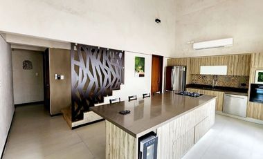 Casa con acción incluida en venta en privada en el Yucatán Country Club.