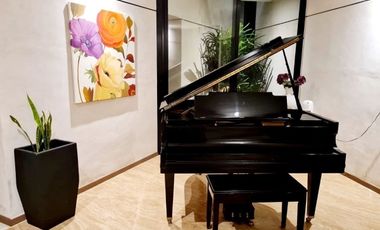 Casa con acción incluida en venta en privada en el Yucatán Country Club.