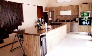 Casa con acción incluida en venta en privada en el Yucatán Country Club.