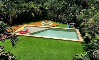 Casa con acción incluida en venta en privada en el Yucatán Country Club.