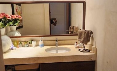 Casa con acción incluida en venta en privada en el Yucatán Country Club.