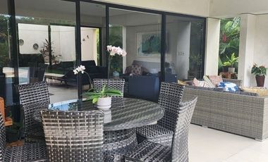 Casa con acción incluida en venta en privada en el Yucatán Country Club.