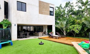 Casa con acción incluida en venta en privada en el Yucatán Country Club.