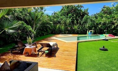 Casa con acción incluida en venta en privada en el Yucatán Country Club.