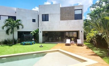 Casa con acción incluida en venta en privada en el Yucatán Country Club.