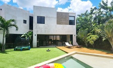 Casa con acción incluida en venta en privada en el Yucatán Country Club.