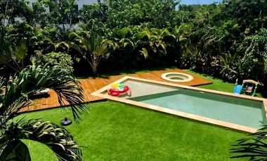 Casa con acción incluida en venta en privada en el Yucatán Country Club.