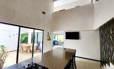 Casa con acción incluida en venta en privada en el Yucatán Country Club.