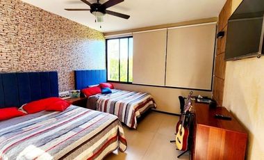 Casa con acción incluida en venta en privada en el Yucatán Country Club.