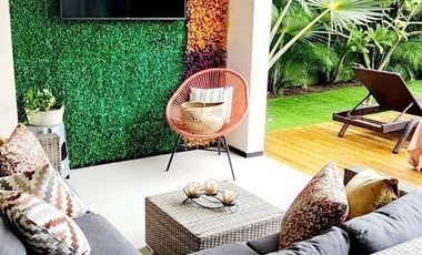 Casa con acción incluida en venta en privada en el Yucatán Country Club.