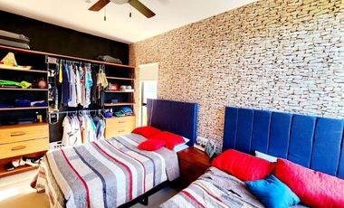 Casa con acción incluida en venta en privada en el Yucatán Country Club.