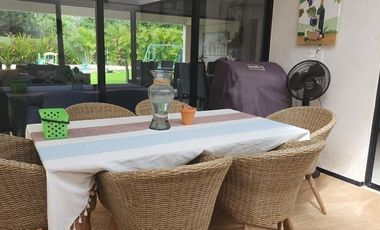 Casa con acción incluida en venta en privada en el Yucatán Country Club.
