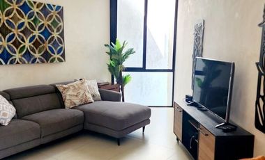 Casa con acción incluida en venta en privada en el Yucatán Country Club.