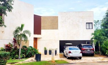 Casa con acción incluida en venta en privada en el Yucatán Country Club.