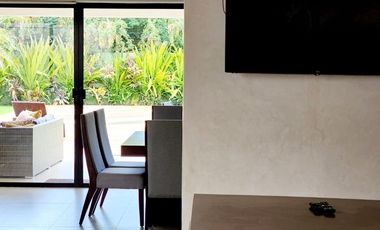 Casa con acción incluida en venta en privada en el Yucatán Country Club.