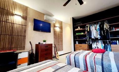 Casa con acción incluida en venta en privada en el Yucatán Country Club.