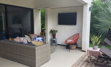 Casa con acción incluida en venta en privada en el Yucatán Country Club.