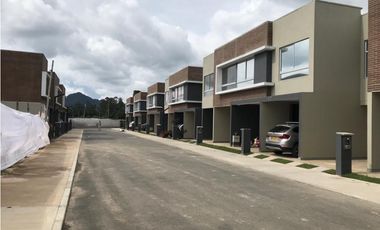 HERMOSA CASA ACABADOS DE LUJO PARA ESTRENAR EN LA CEJA