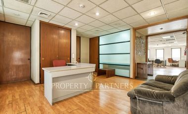 Gran oficina amoblada en insuperable ubicación 58 UF x m2