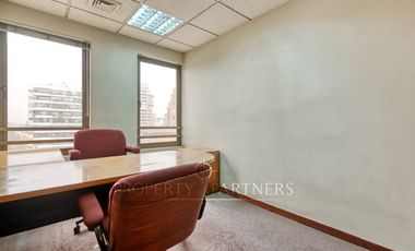 Gran oficina amoblada en insuperable ubicación 58 UF x m2