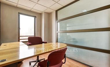 Gran oficina amoblada en insuperable ubicación 58 UF x m2