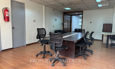 Gran oficina amoblada en insuperable ubicación 58 UF x m2