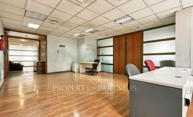 Gran oficina amoblada en insuperable ubicación 58 UF x m2