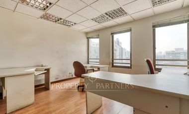 Gran oficina amoblada en insuperable ubicación 58 UF x m2