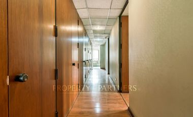 Gran oficina amoblada en insuperable ubicación 58 UF x m2