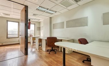 Gran oficina amoblada en insuperable ubicación 58 UF x m2