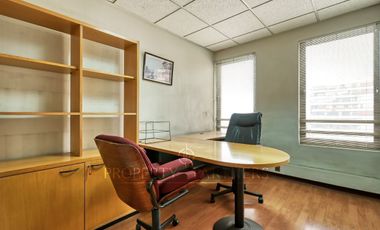 Gran oficina amoblada en insuperable ubicación 58 UF x m2